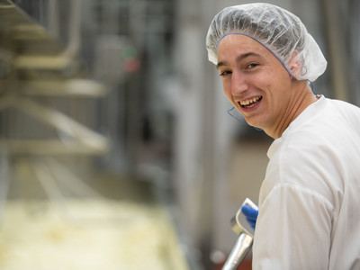 Employé de la fromagerie au travail